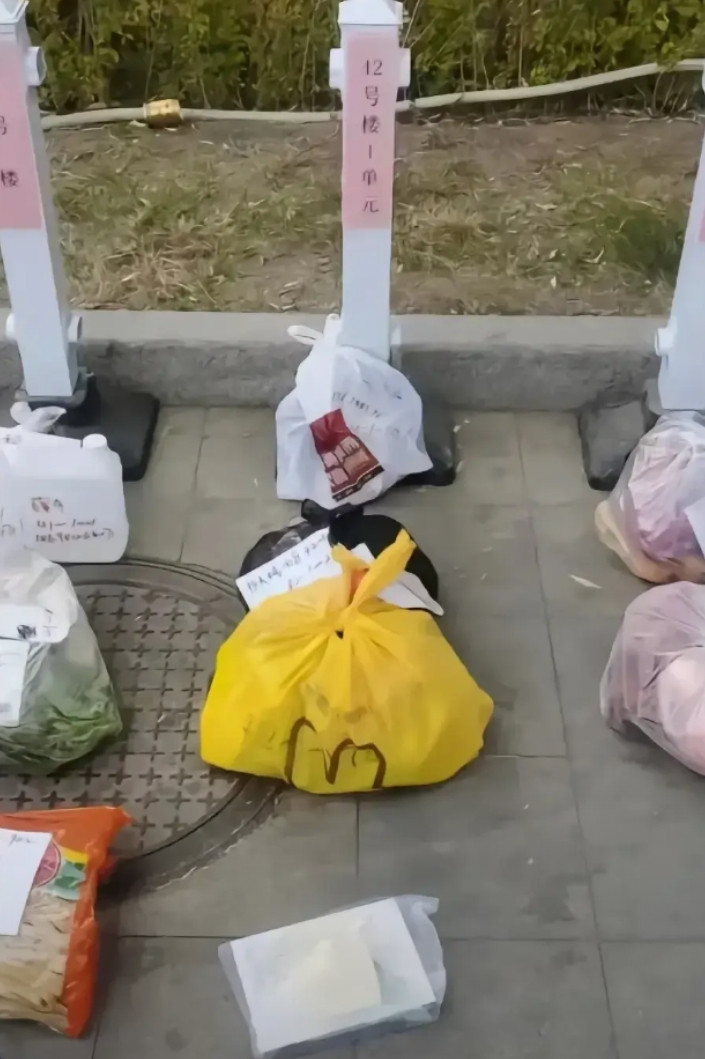 凡是小区不让外卖进的，就得这么干，业主们找物业去