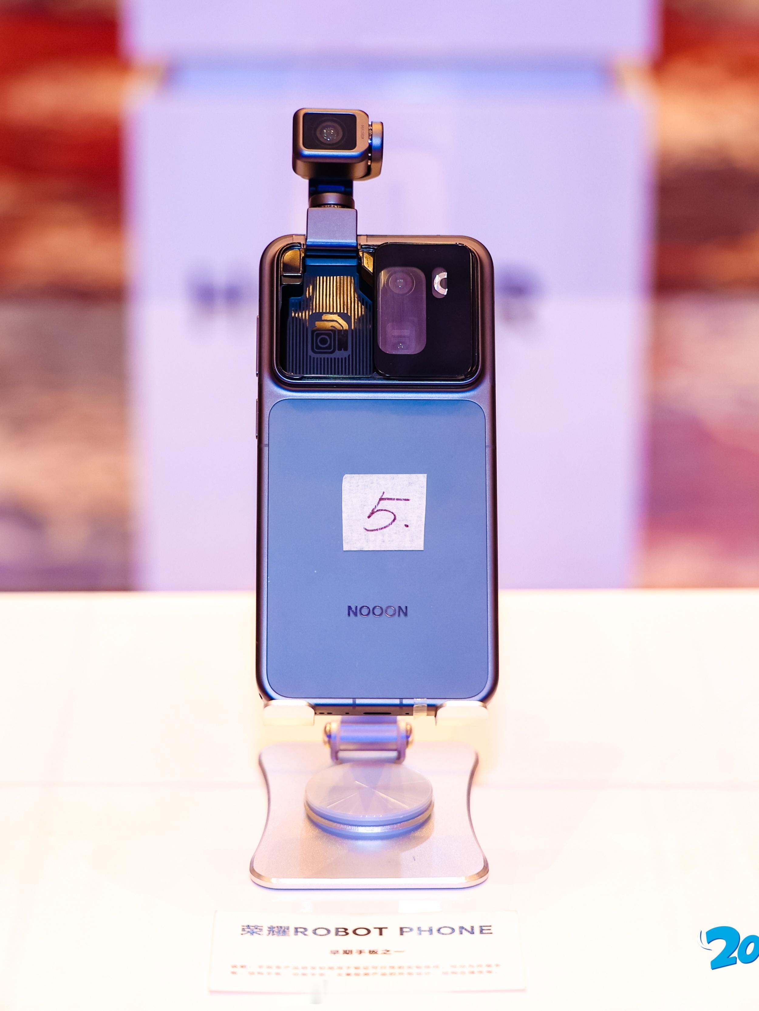 还记得去年在2025荣耀用户嘉年华首次亮相的荣耀ROBOTPHONE手板引