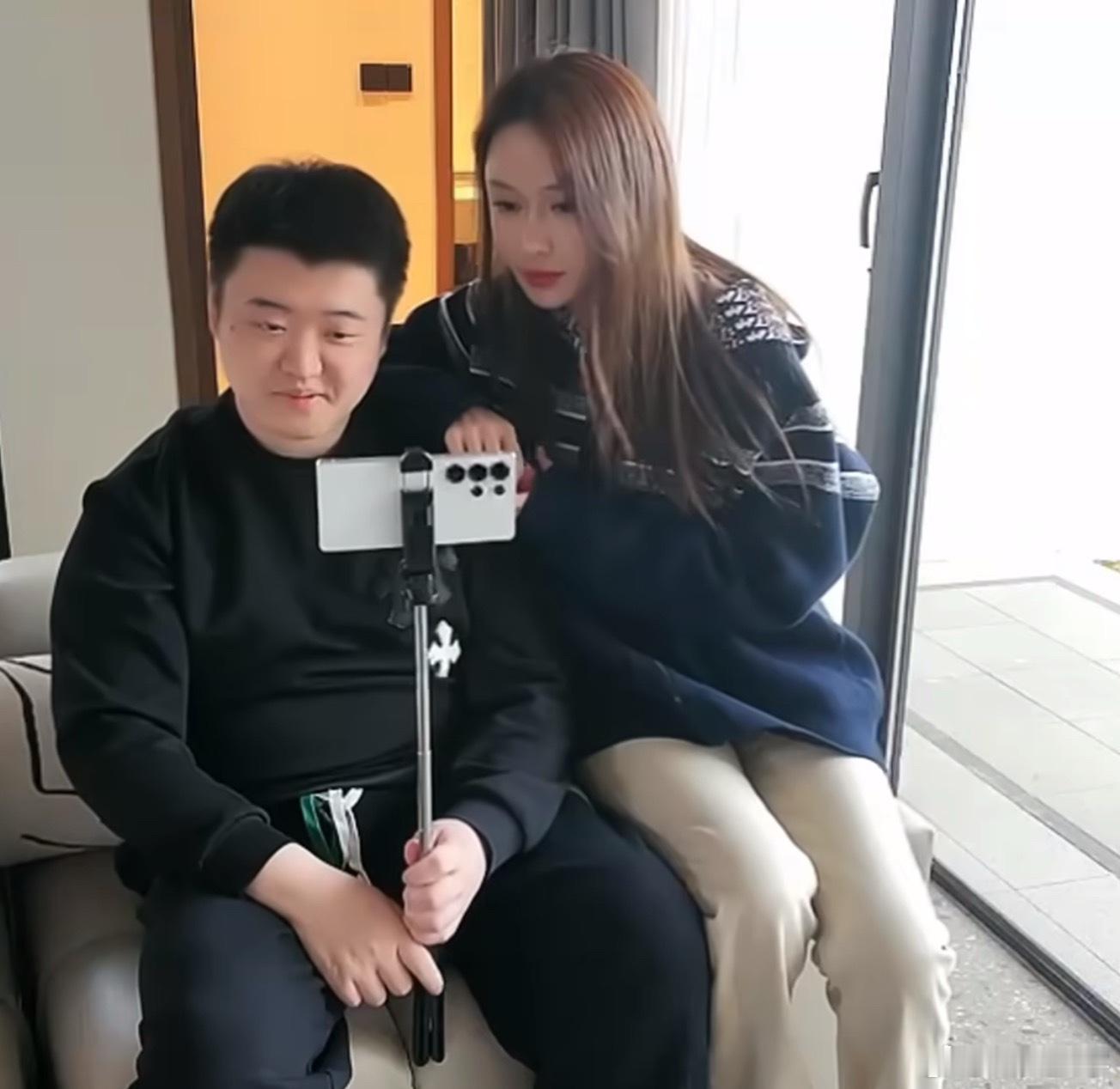 王明月：他追的我，我认识他的时候，他还是很瘦的，六十几公斤，应该是历史最瘦，腿特