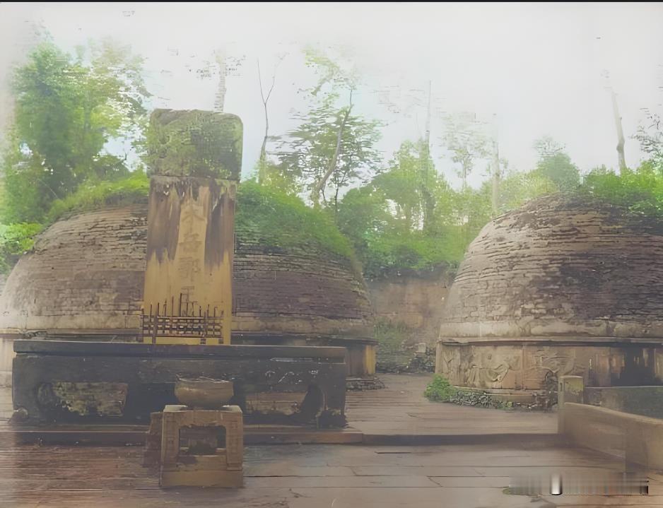 在杭州西子湖畔的栖霞岭南麓，岳飞墓静静安卧，一旁岳云墓相伴，似仍延续着父子间的深