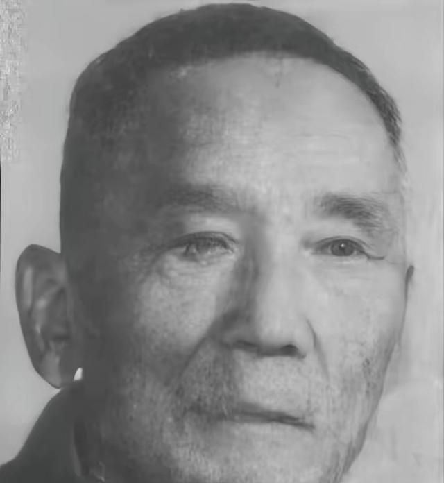 1950年，36军军长刘万春接到通知到北京参加会议，可是刚下车，就看到几名全副武