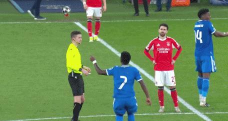 维尼修斯：普雷斯蒂安尼歧视我，他说我猴子！姆巴佩：是的，我听到了，他说了五遍！