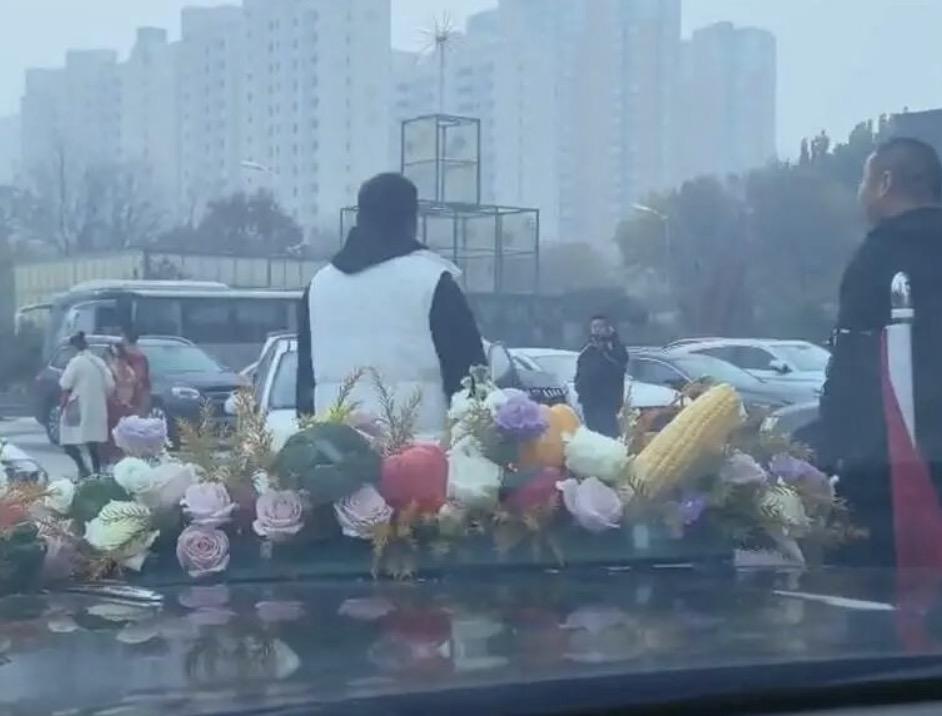 河北一对新人结婚遭拦婚车索要50条烟事件，当地进行相关的通报。而在通报中明确表