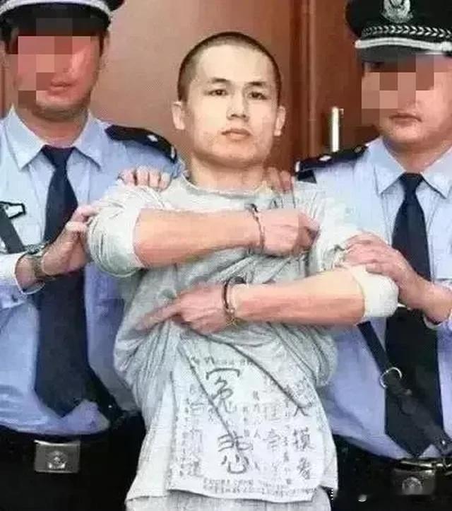 2013年深圳中院的庭审现场，留下了非常震撼的一幕。一审宣判死缓之后，原深圳民警李才坤在媒体镜头前突