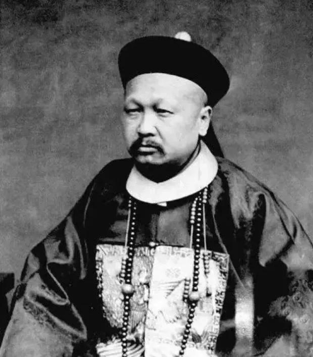 1901年，慈禧为了取悦洋人，命令军机处大臣赵舒翘自杀。上午八点，赵舒翘接连吃了