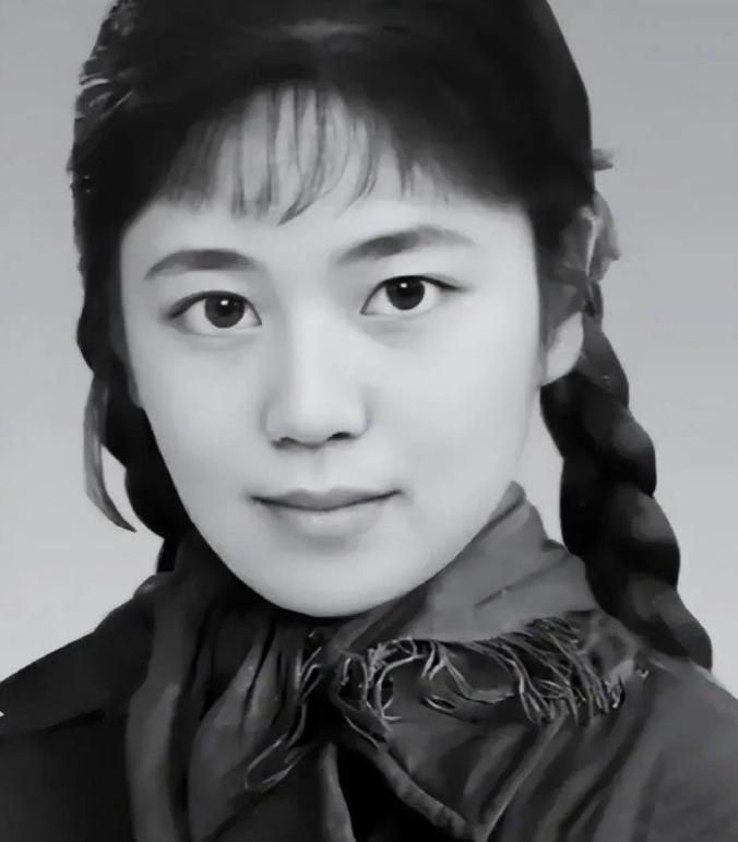 1977年，知青于文娟返城，恋人跟着列车狂奔，她抹着泪，大喊道：“别追了