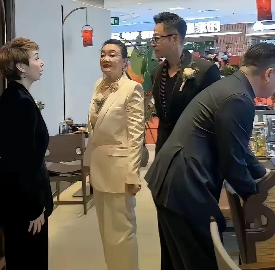 最可恨的是他一次次找湾弯女结婚，生的孩子都是湾湾人。他其实也是亲台湾的，只是要在