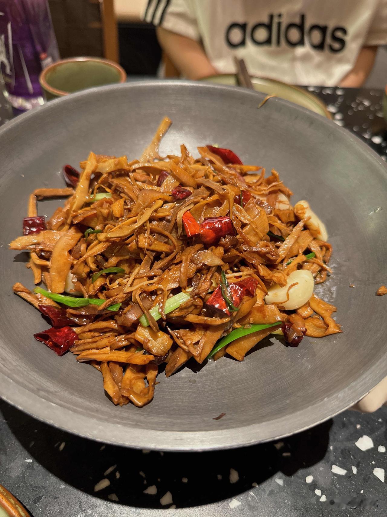 今天吃的湖南小炒菜，那叫一个对我口味！就说经典的农家小炒肉，焦香肉嫩，鲜香微辣，