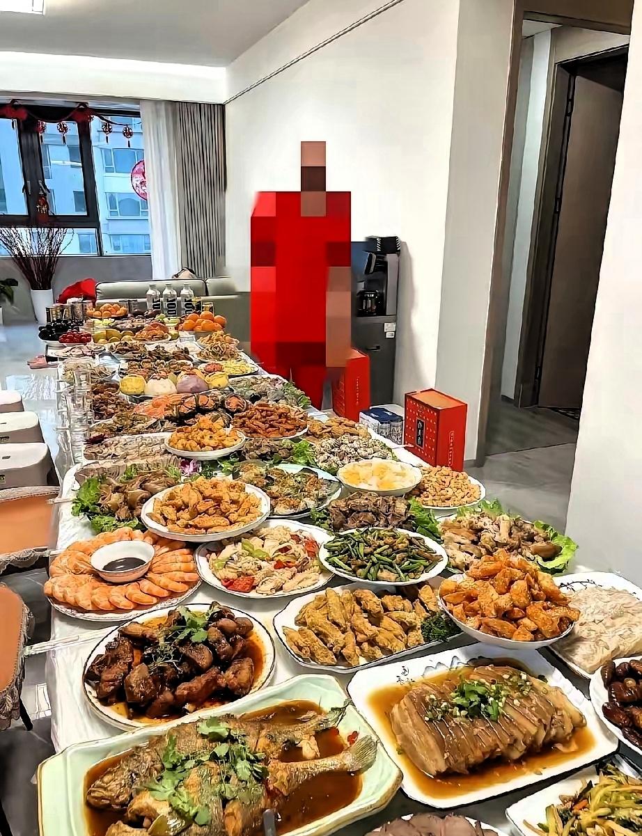 看到人家的这桌年夜饭，我真恨不得找个地缝钻进去。​我家团圆饭，我使出吃奶的劲做