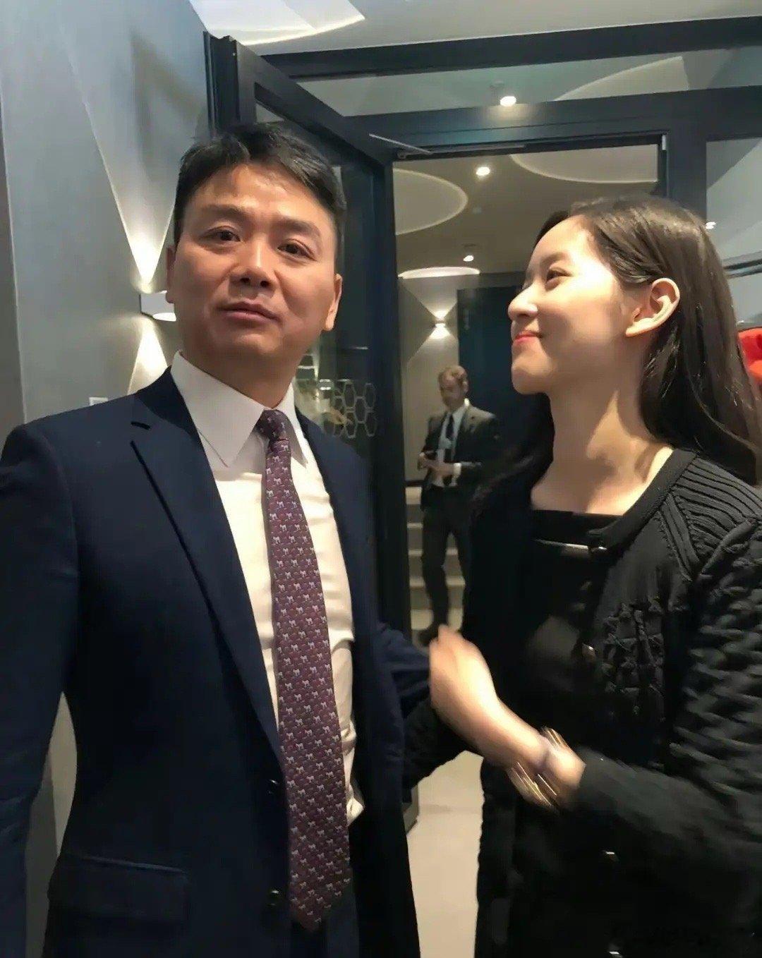 当年外媒记者问道:“京东名字是怎么来的？”刘强东:“我真希望我太太不在现场，但是