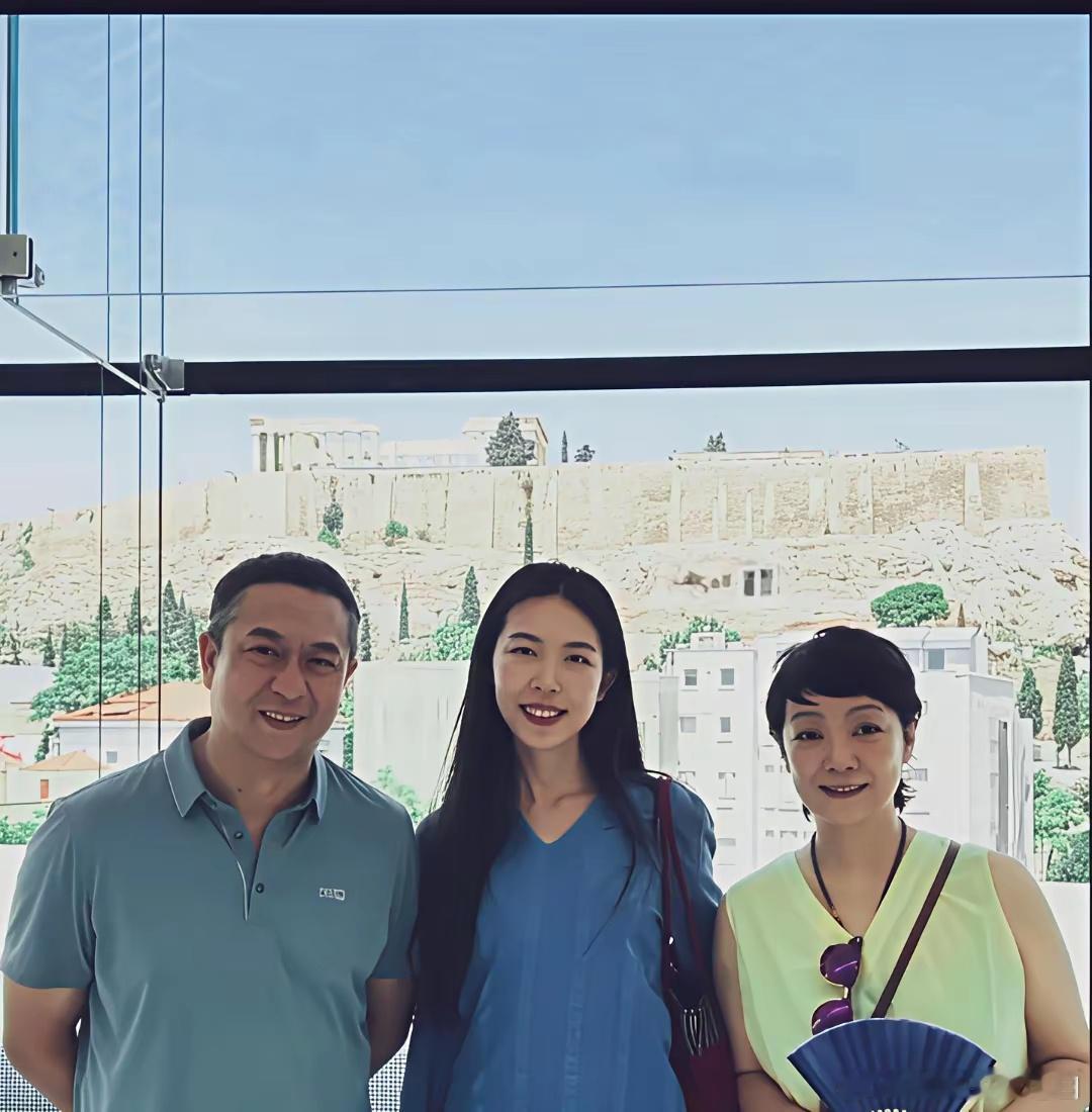 张嘉译王海燕夫妇在雅典度假，穿着打扮可朴素了。好家伙，男神一下子就老啦！大叔演的