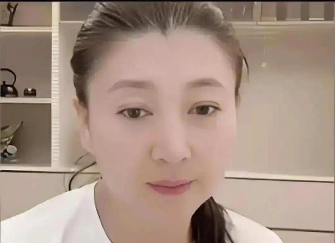 10分钟掉粉8万！直播间里30块5斤的大米，超市只卖14块9。弹幕刚刷出来