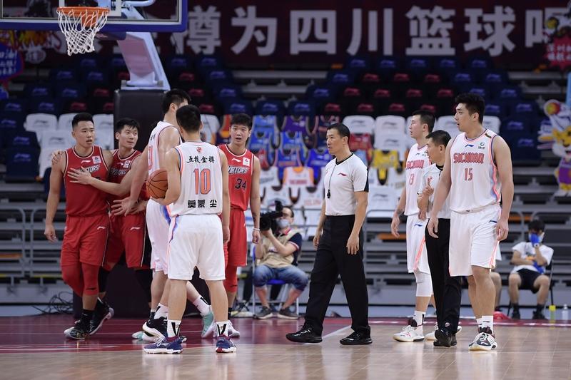 郭士强的轮换，有点没有没有道理，赵继伟手感好，换下去了，贺希宁手感好，也换下去，