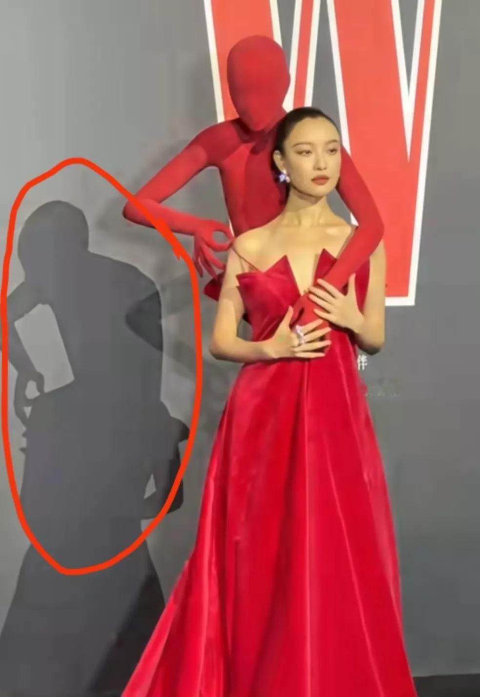 倪妮出席盛典红毯，却给所有女明星都提了个醒！无论你身材多好、长得多漂亮，还是不要