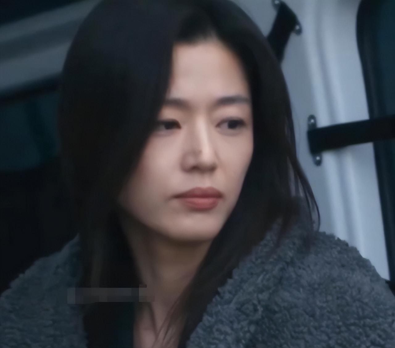 全智贤终究要自己的愚蠢买单！ 近日，全智贤主演的新剧《暴风圈》刚播到第三集就