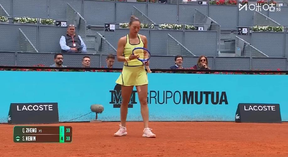 我文第一盘比赛怕是要不保了，一上来就被肯宁连破了两个发球局，看来长期不参加比赛对