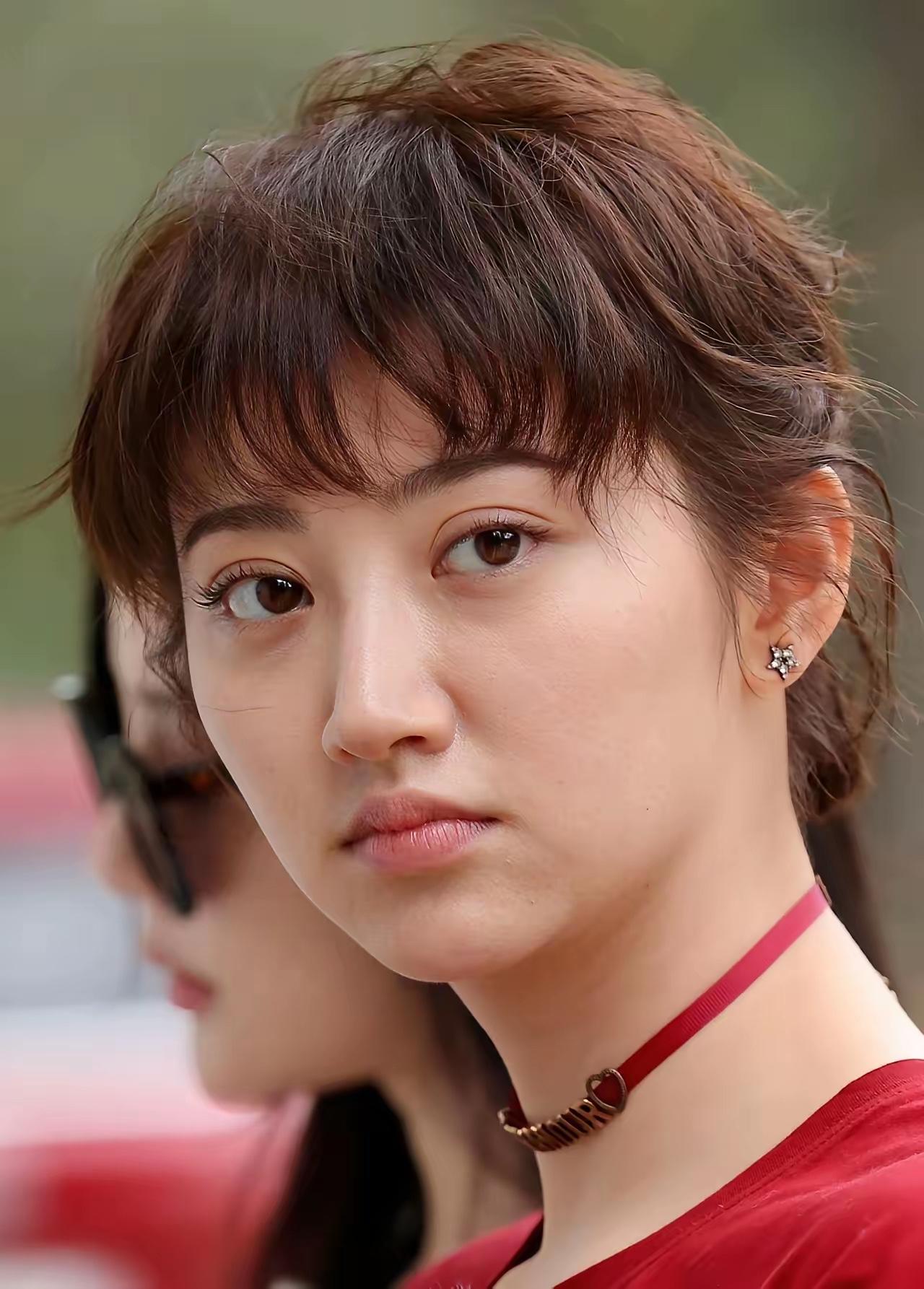 说一句实在话，年轻时候的素颜景甜真的长得好看吗？翻到她刚二十出头的旧照，整张