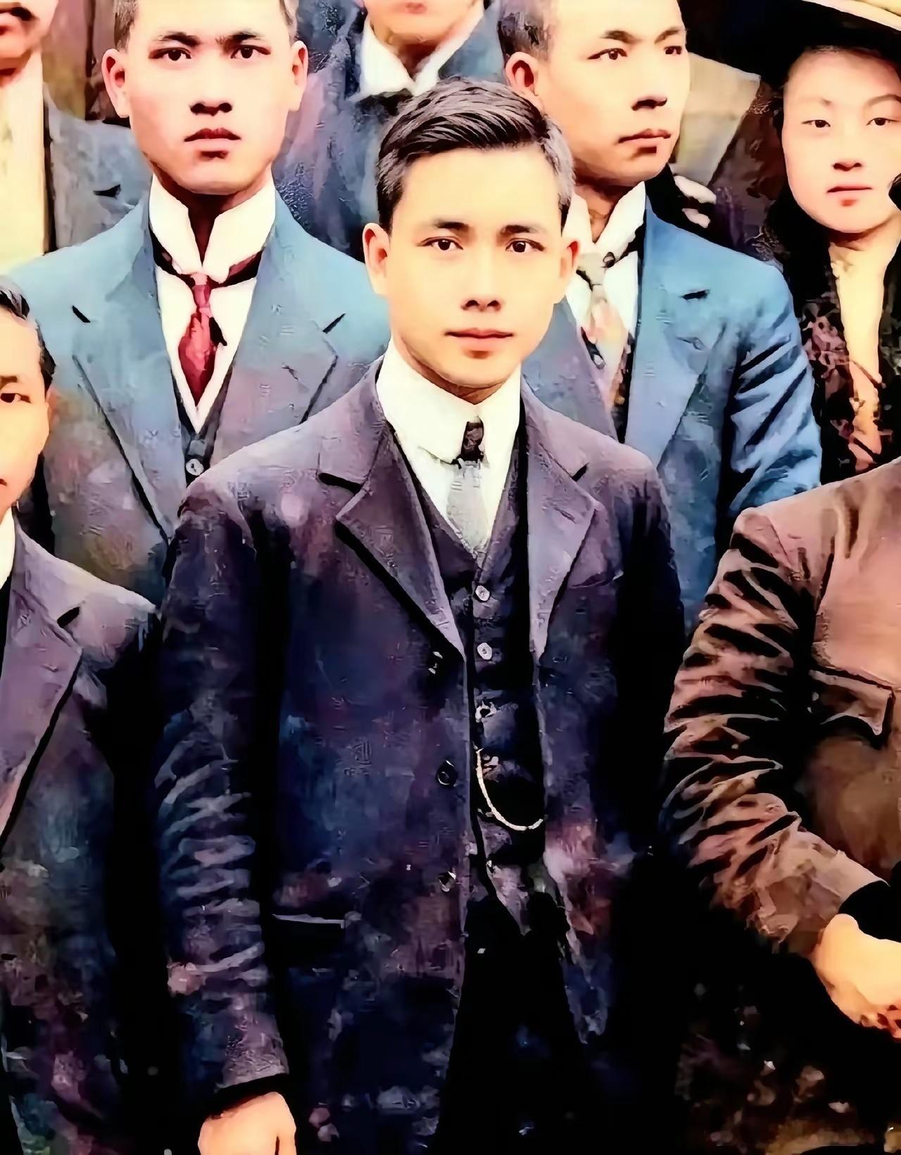什么叫相由心生，汪精卫就是最好的例子。青年时代的汪精卫，民国顶级帅哥。刺杀载沣入