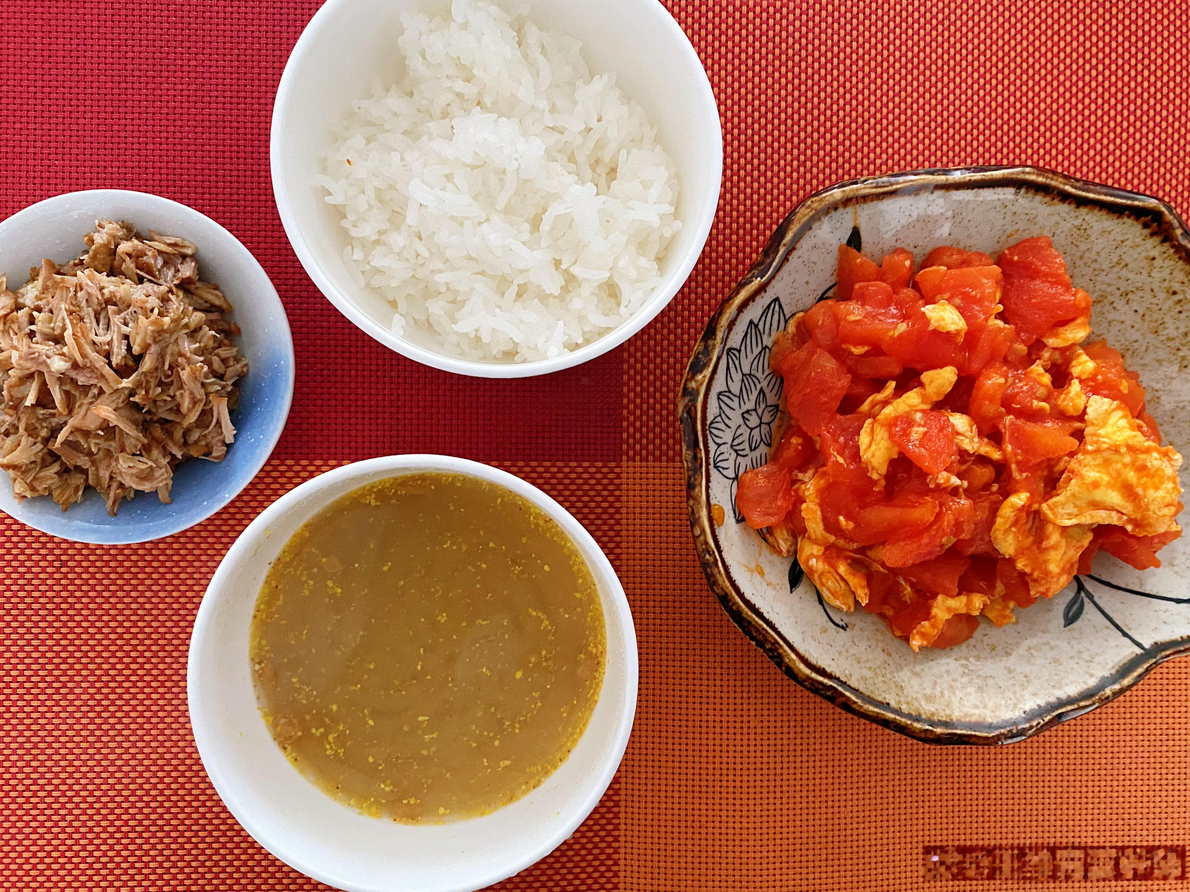 早餐哥9月22日早餐番茄炒蛋，米饭，拌饭肉沫，八珍粉伟大的成就，很少依靠单一的天赋，更多来自长期的坚