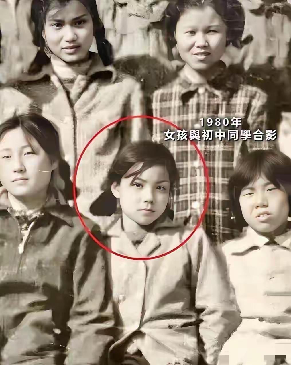 照片中的这位女孩，眉清目秀，长大后，居然火遍全国大江南北，无人不知，无人不晓，成