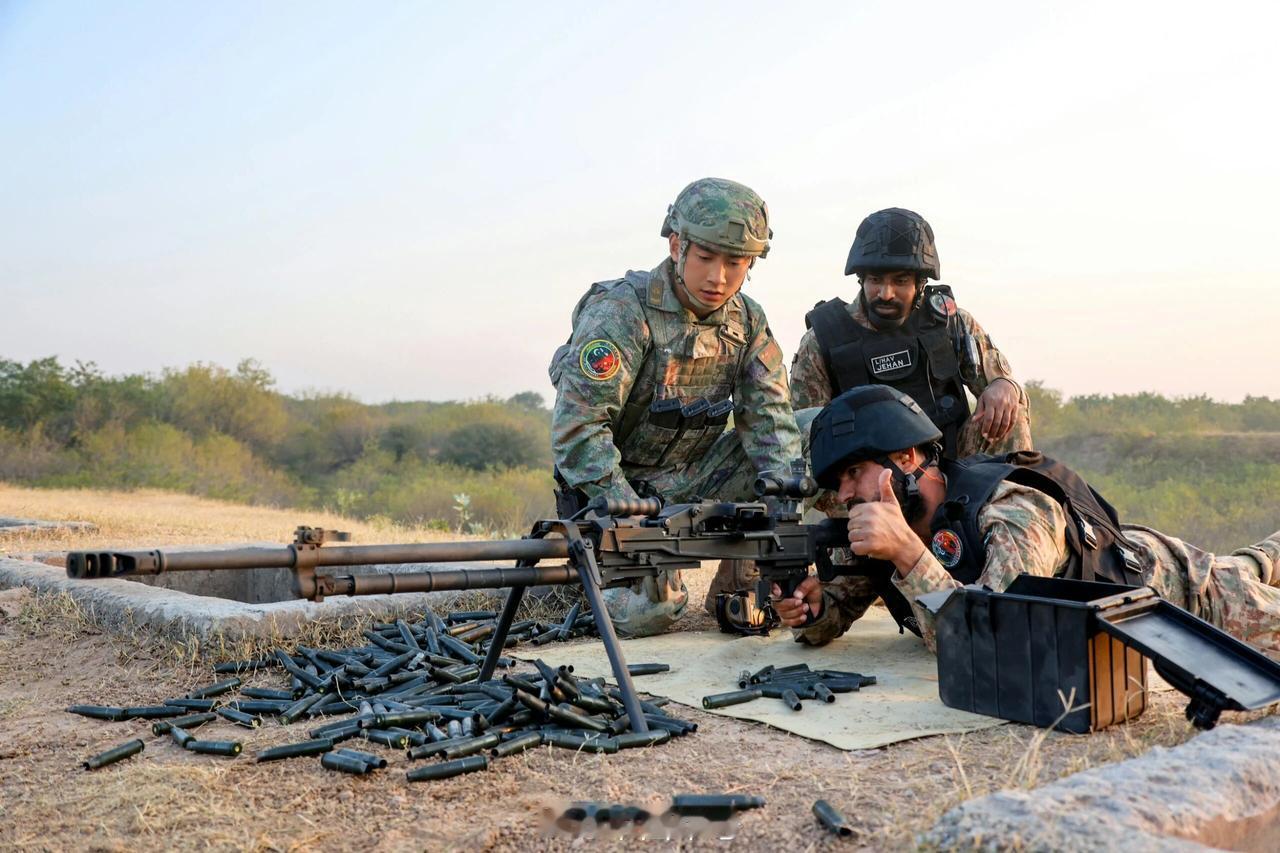 中巴联演现场太提气！巴铁士兵试射中国QJZ-171式12.7mm重机枪，两脚架状