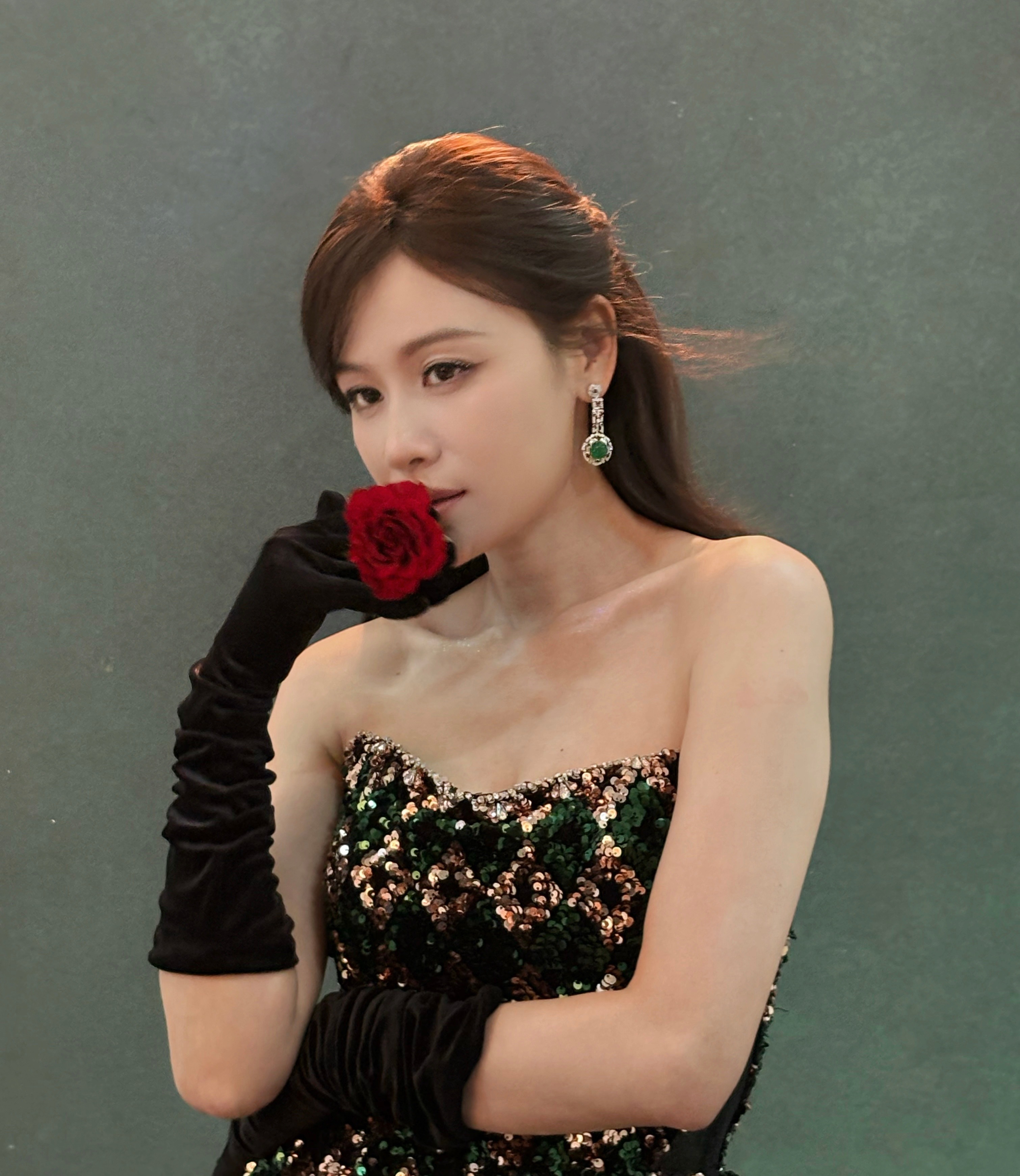 叶一茜裙子好闪叶一茜上浪姐美得好陌生叶一茜亮相《乘风2026》，复古抹胸造型配