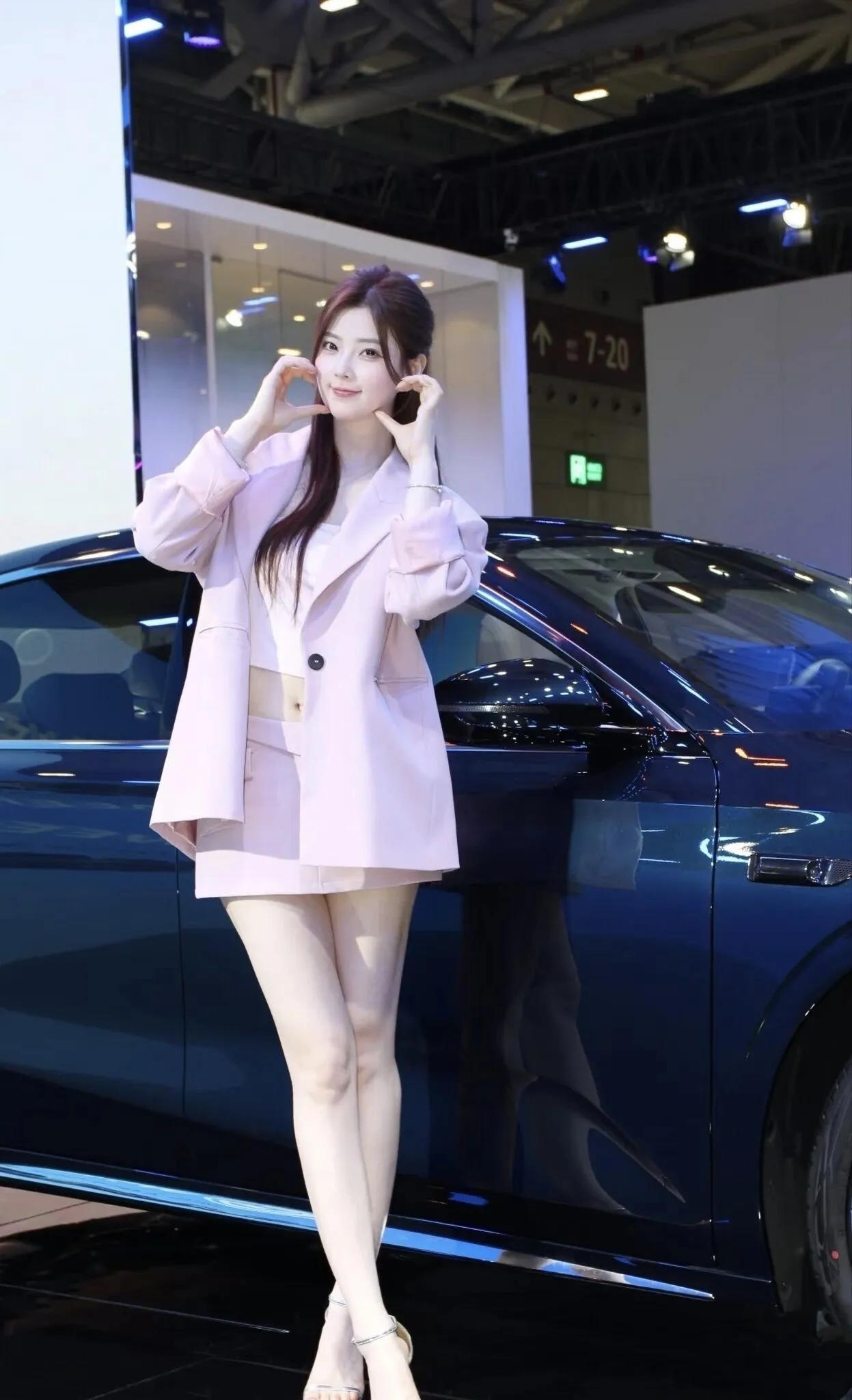 粉嫩外套搭配车模，甜美又时尚！💕🚗春晓萌系车模车感穿搭粉色穿搭秀