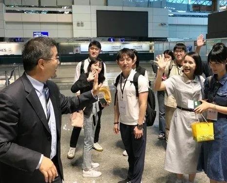 马英九今天第四度访问大陆，马英九基金会“大九学堂”学员一早就到桃园机场第二航站楼