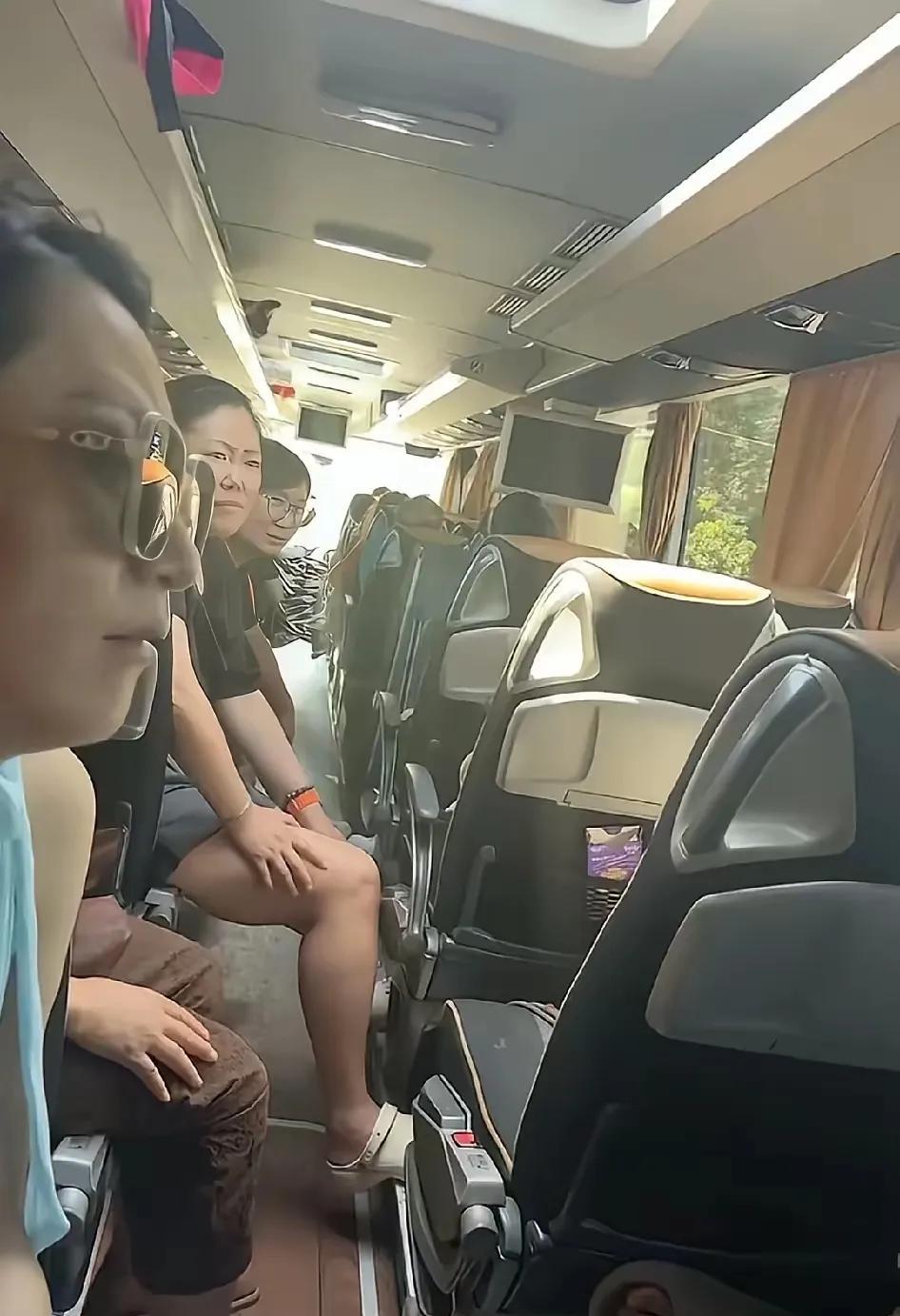 这些中国游客都一脸欲哭无泪的表情，很难受据爆料的网友说，他们这个旅游团去意大利