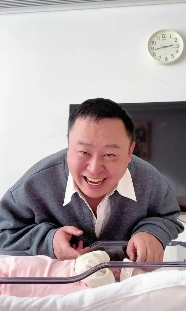 郭麒麟的微信炸了。凌晨三点。就三个字：“我生了。”发信人：搭档阎鹤祥。44岁。