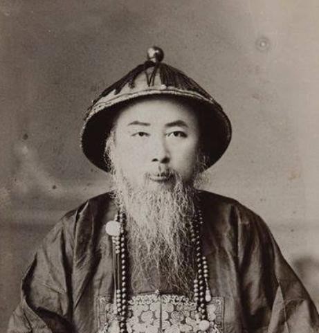1885年，一个因弹劾李鸿章被连降五级、最终被罢官的翰林，收拾行囊离开京城。临走前，他做了一件让后人