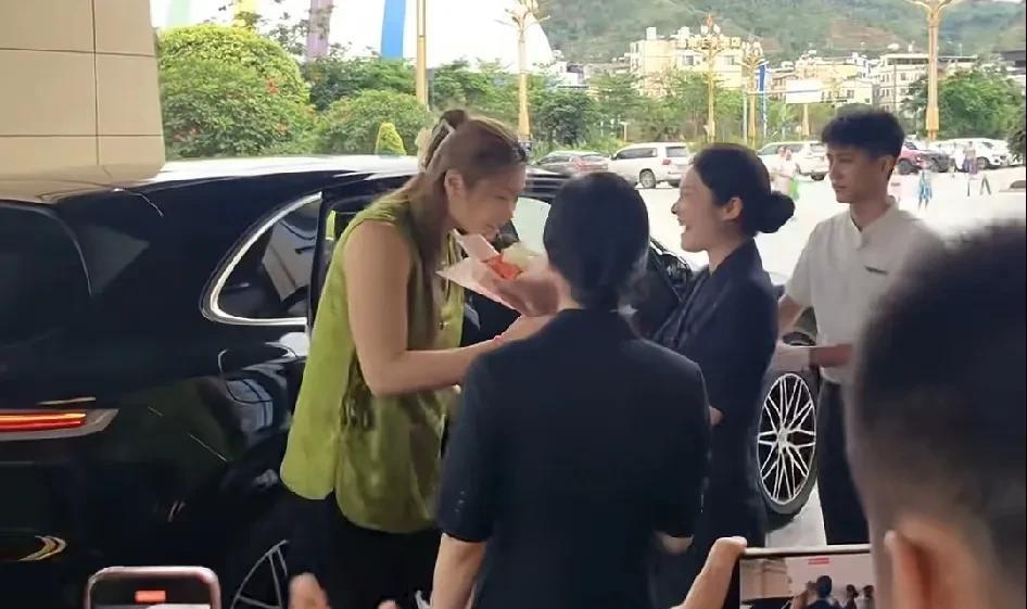 亚洲杯弃用李梦，宫指导没有打倒李梦，反而让李梦又火了一把。尤其是输给日本女篮后，