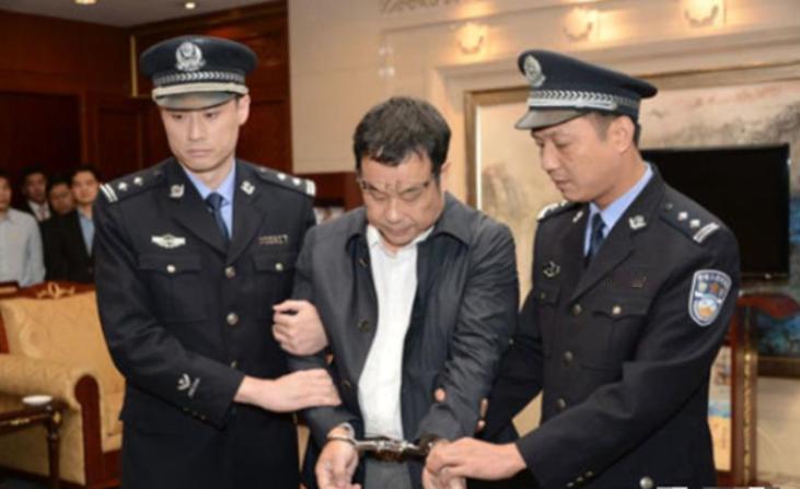 军队的刀已经见红了，地方的“毒瘤”还能留吗？看着军委抓人是痛快，但这股子狠劲儿要