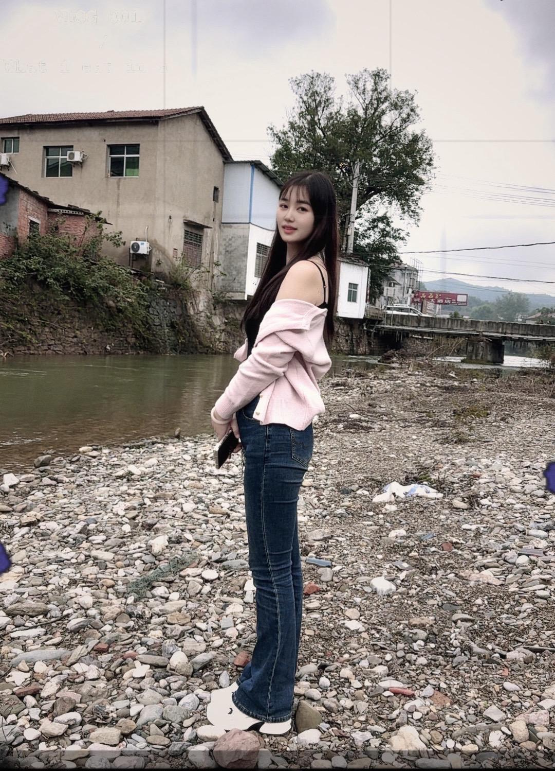 一个人坐了好久，想了很多事，真真切切体会到生活的无力感，就好像走到了生...