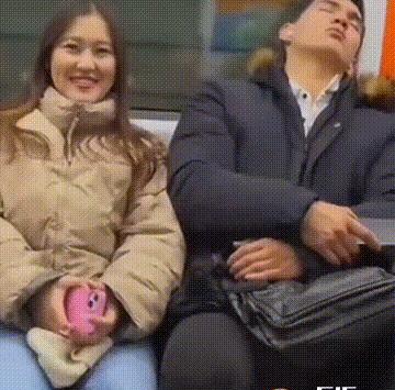 撑死胆大的，饿死胆小的。一女子乘坐地铁，发现旁边一位男子是自己喜欢的类型，而且男