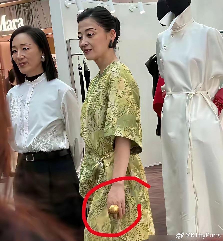 梅婷手上那枚大金戒指一戴，直接把全场目光都吸走了