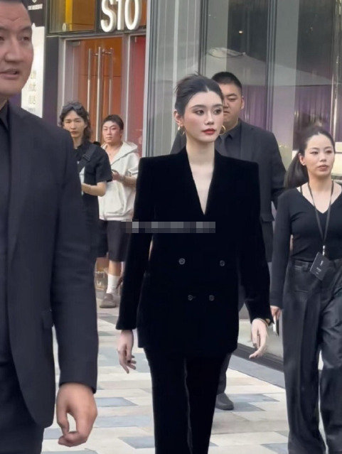 原来黑色和黑色也是有差别的，奚梦瑶一出来旁边的黑色衣服都变灰了​​​