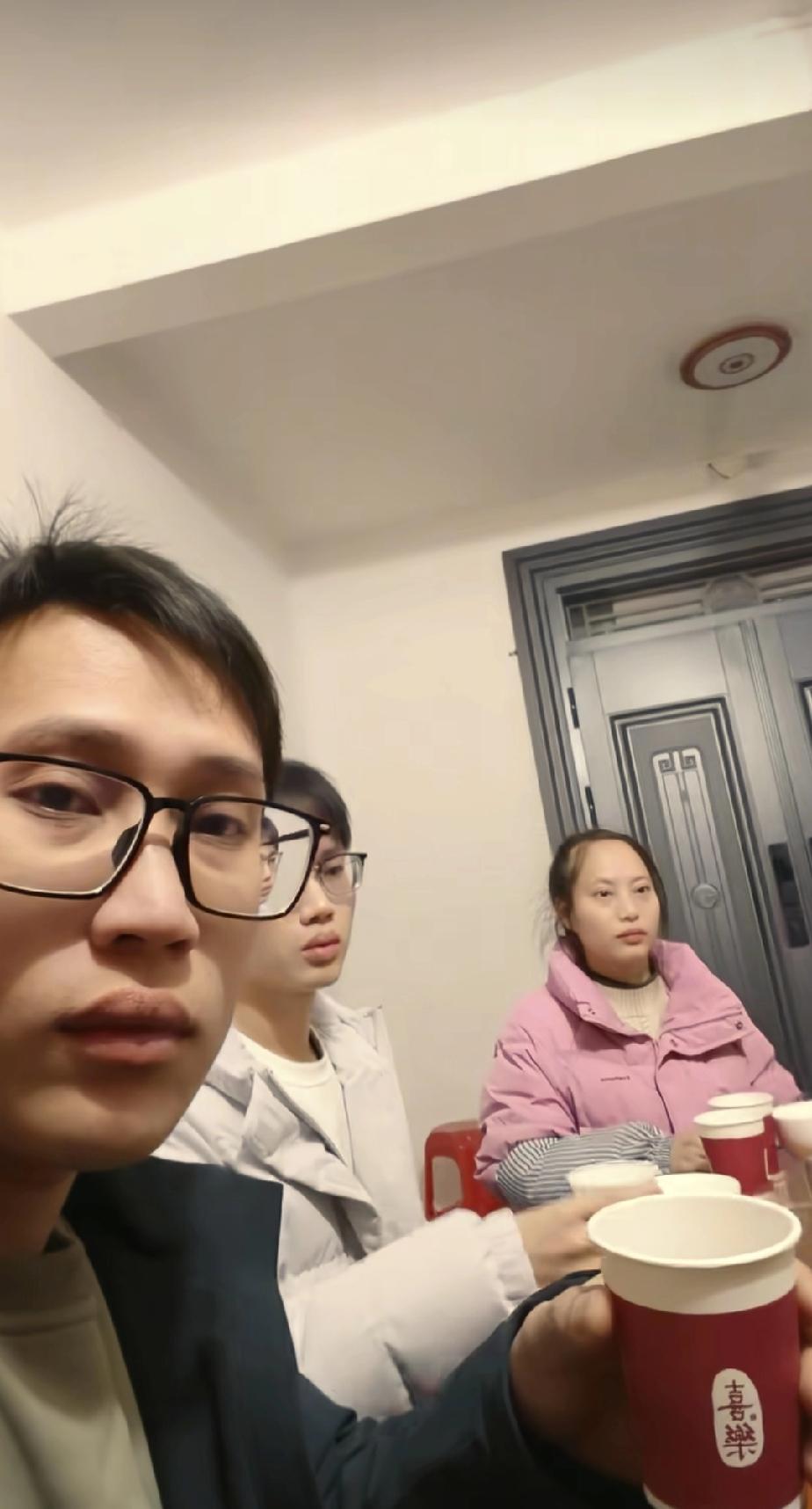 梁志辉今天准备直播年货了，这次不是某一品牌的专场，而是全品，一大早辉妈妈就准备了