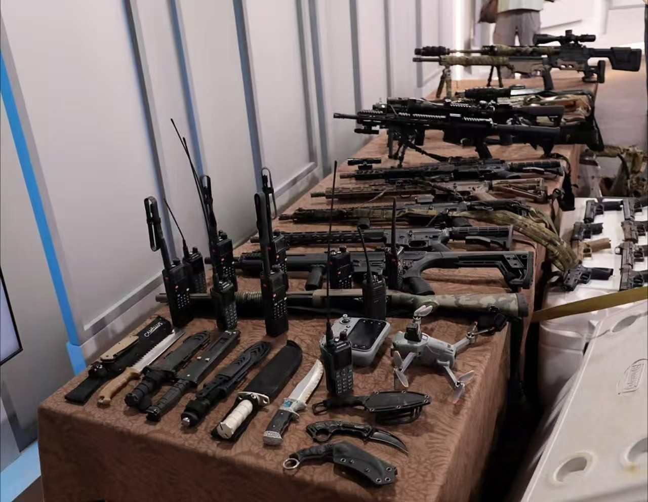 古巴军方展示了一艘从佛罗里达驶入古巴海岸的船只装载的“货物”，该船被古巴海岸警卫