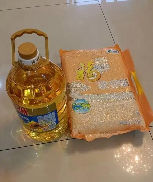 说个有意思的事，我有个表哥在铁路工作，月工资一万四左右。这收入在老家那边，绝对算