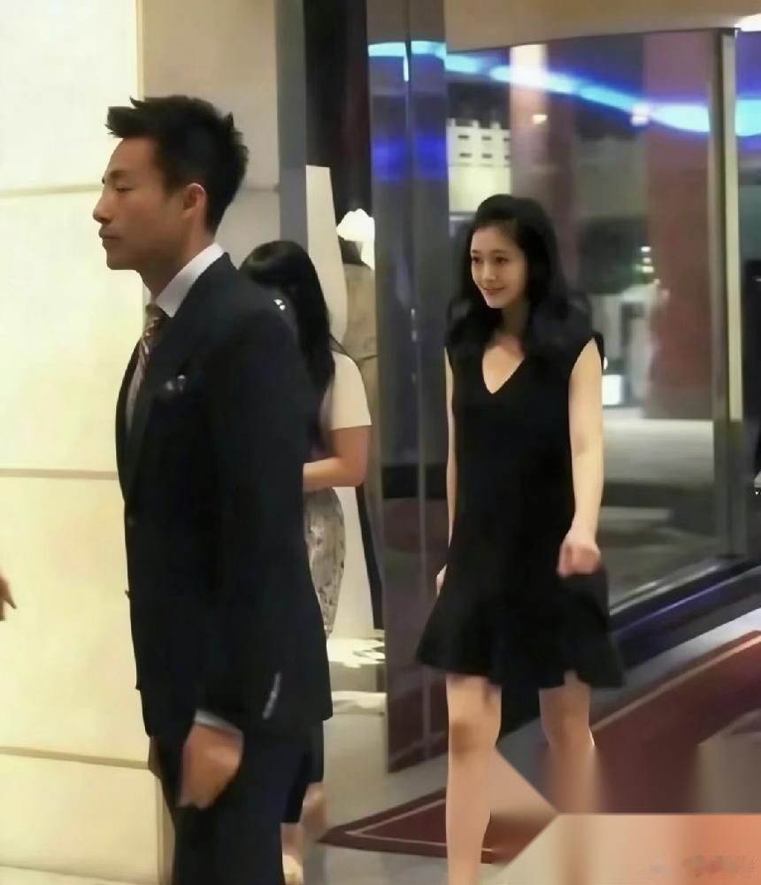 大S当年穿的不是小黑裙，是一种对命运的精准预判。安以轩组的那个饭局，汪小菲见她的第一眼，记的不是美艳