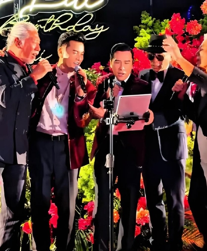 吕良伟举办70岁寿宴，全家福曝光。儿子体型微胖、相貌平平，不及父亲英姿。其实妻子