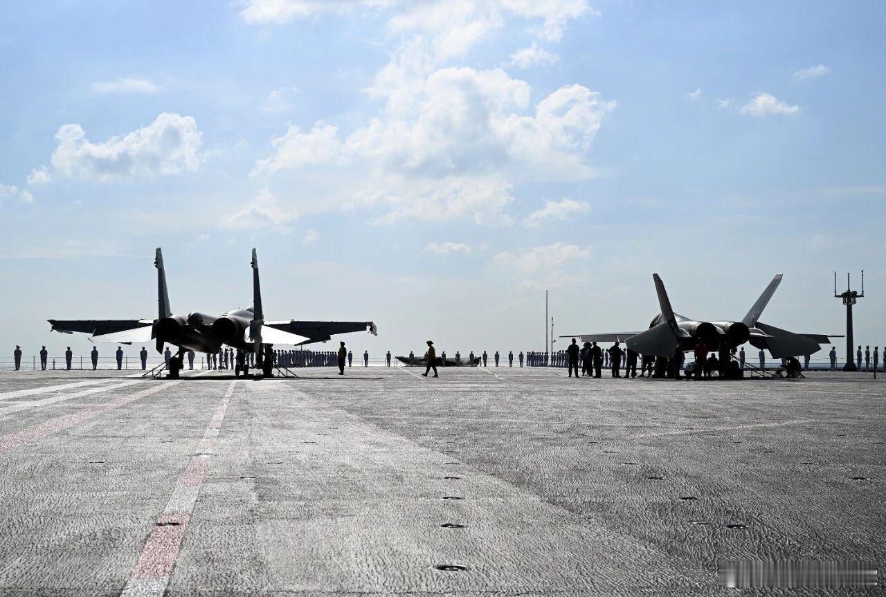 夕阳下的福建舰一不小心，我们舰载机技术居然超过了美利坚！中国海军舰载机烽火问鼎计