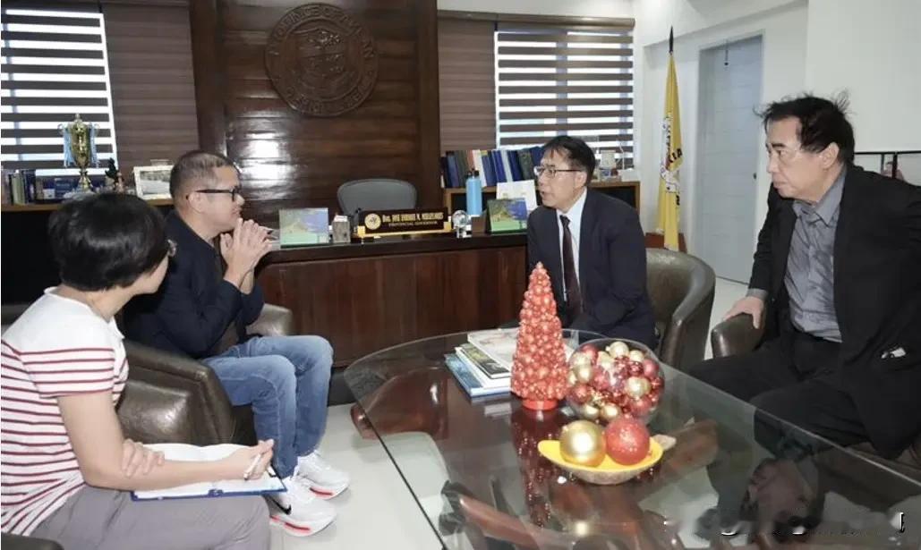 黄伟哲窜访菲律宾了，黄智贤也出来骂几句呀？你们姐弟不是死对头吗？对于黄伟哲这种行