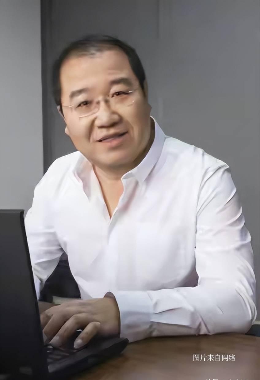 英达刷礼物，儿子巴图只收不回。直播间里，这幕父子情看得人五味杂陈。一边是昔日