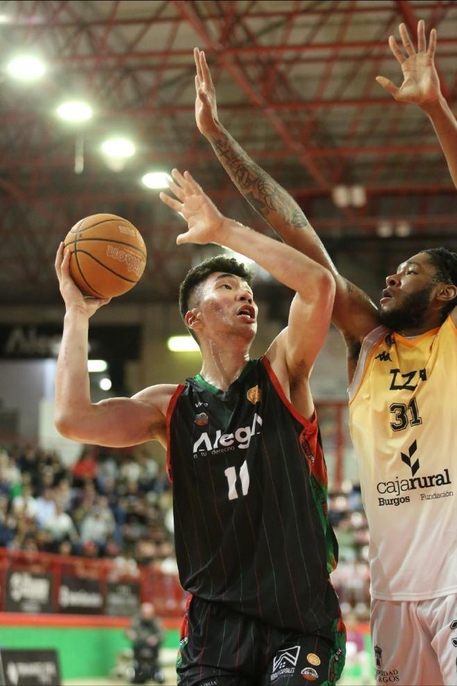 余嘉豪真的令人感动。今天凌晨，西乙联赛22轮，Cantabria77比83不