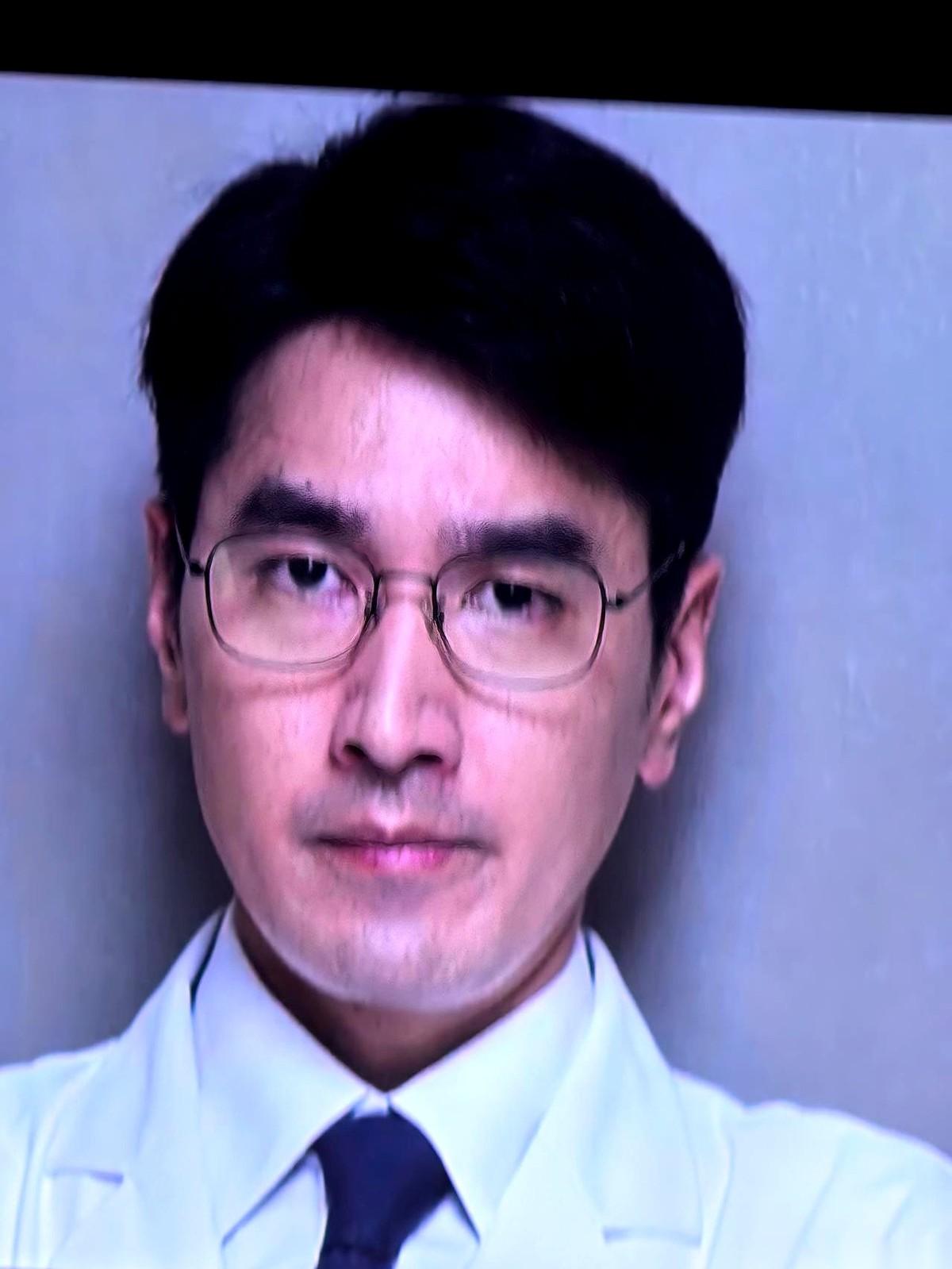 央视八套的屏幕上，医疗剧的画面正亮着。但剧中男主角周筱风的两个设定，却把不少人看