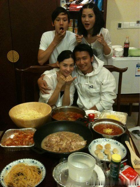 谢霆锋：我爱老婆多一点，Lucas以后还会有很多弟弟妹妹，老婆只有一个。张柏芝：我会把80%的时间放
