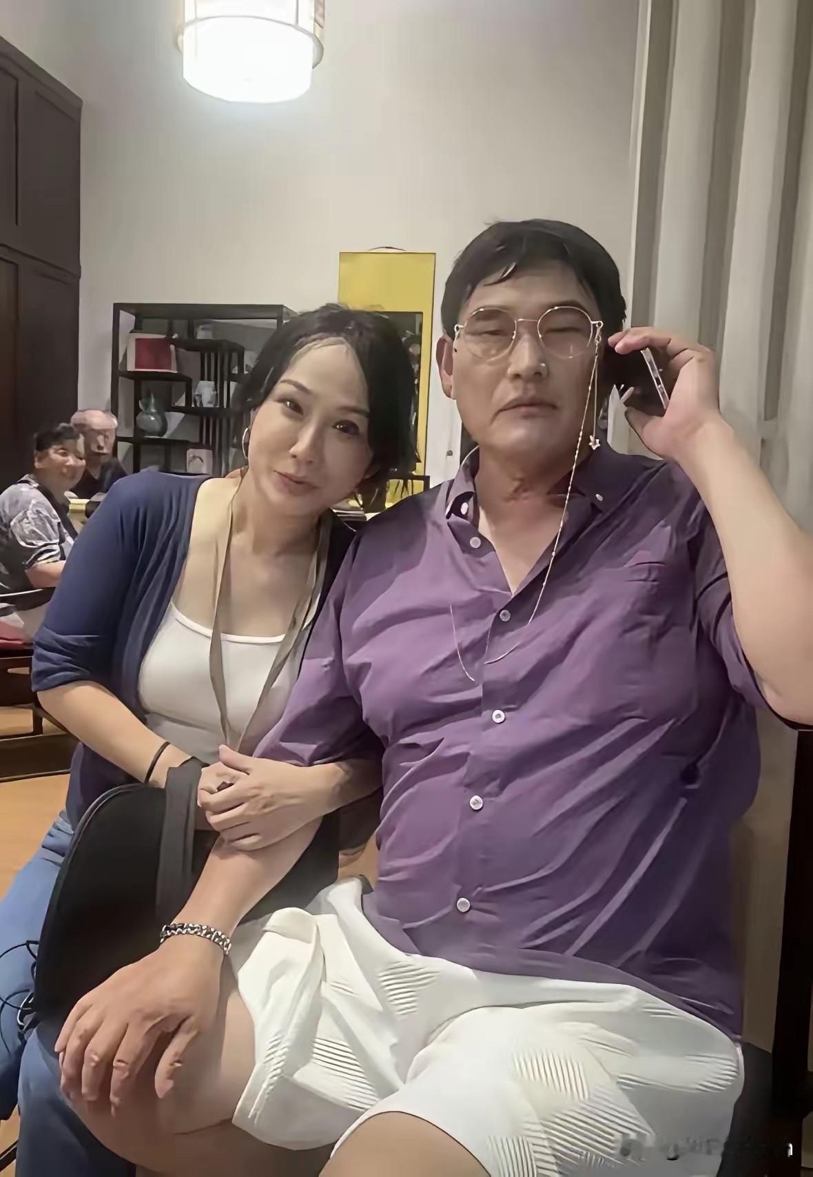 这是大衣哥朱之文和谁呀看着她比大衣哥还年轻他们的关系肯定不一般朱村大衣哥