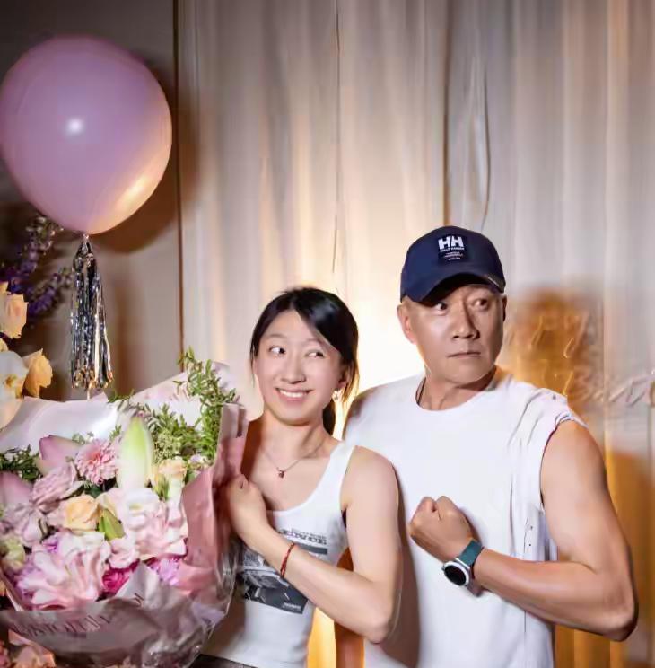 胡军女儿九儿曾考到全班第一，兴冲冲拿着成绩单回家分享喜悦，没想到胡军却直接泼了冷